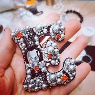 Буква е из бусин