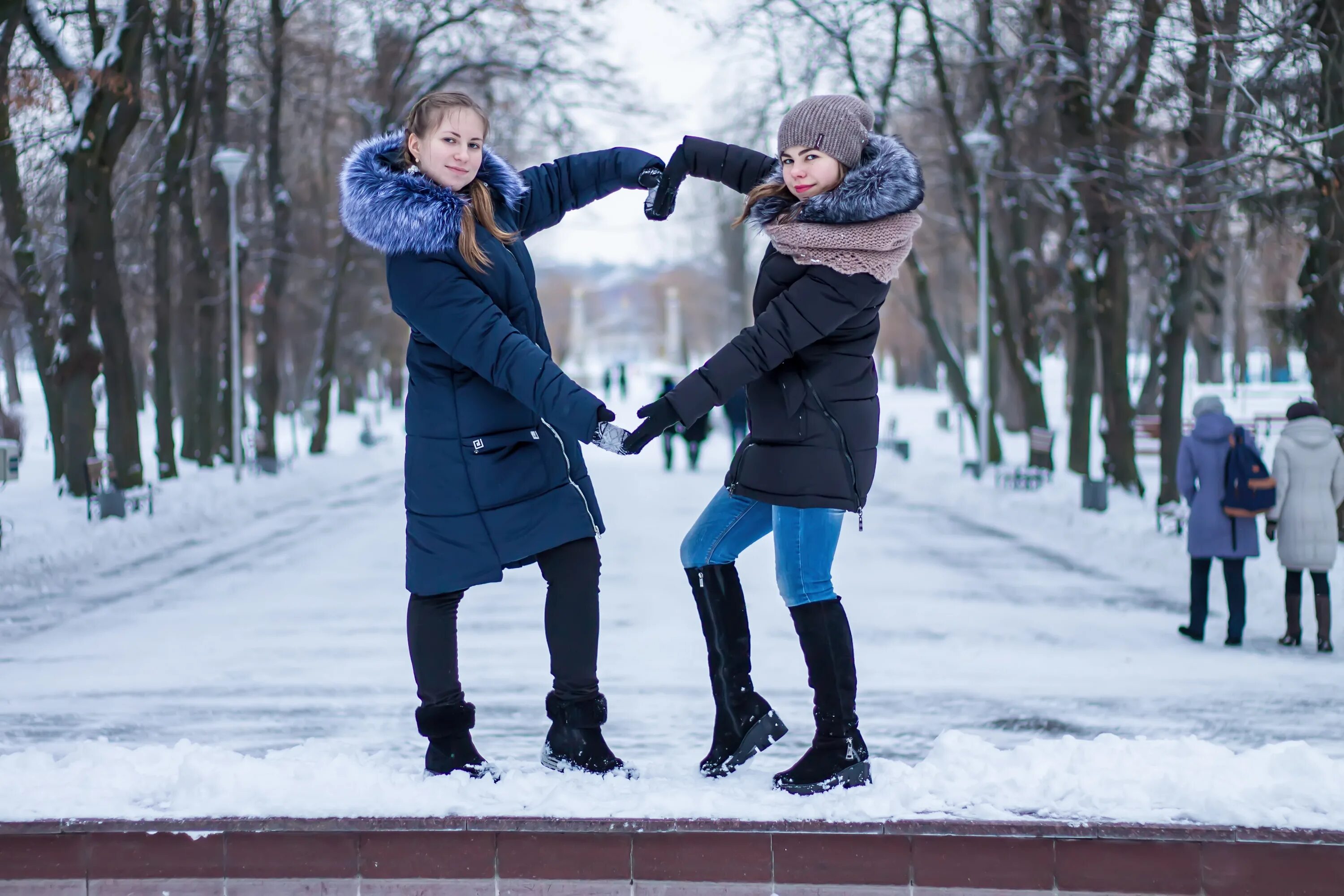 Прогулка в зимнем парке. Зимняя фотосессия в парке. Прогулка в парке зимой. Девушка на улице зима.