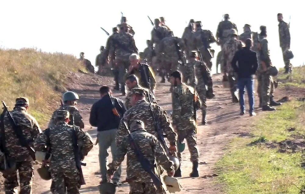 Армяне бегут. Азербайджанские военные в Карабахе. Армянские солдаты в Карабахе 1992-1994.