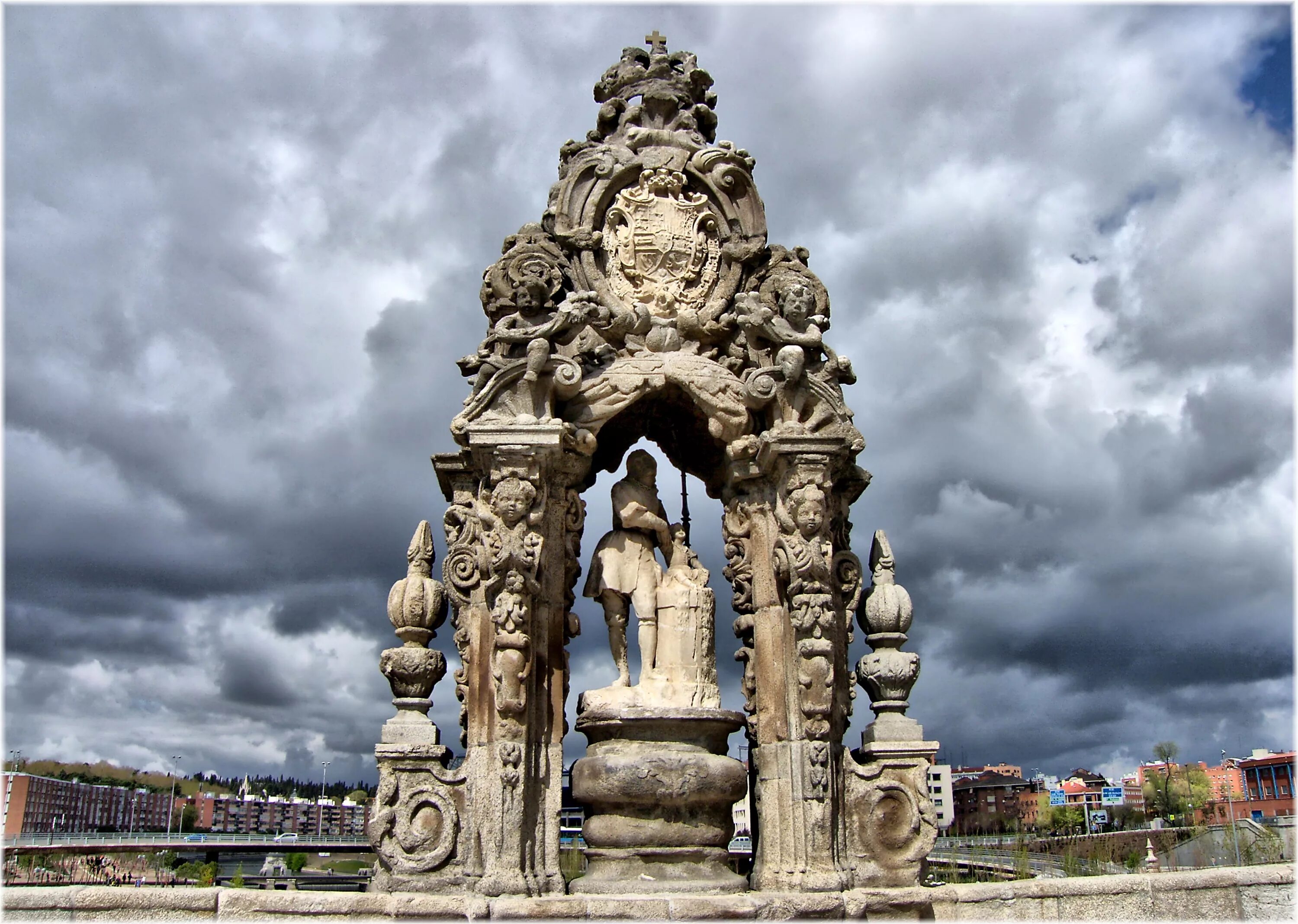 Monument picture. Мемориальная архитектура надгробие. Скульптура в архитектуре. Шедевры архитектуры и скульптуры. Памятник архитектуры монументальный.