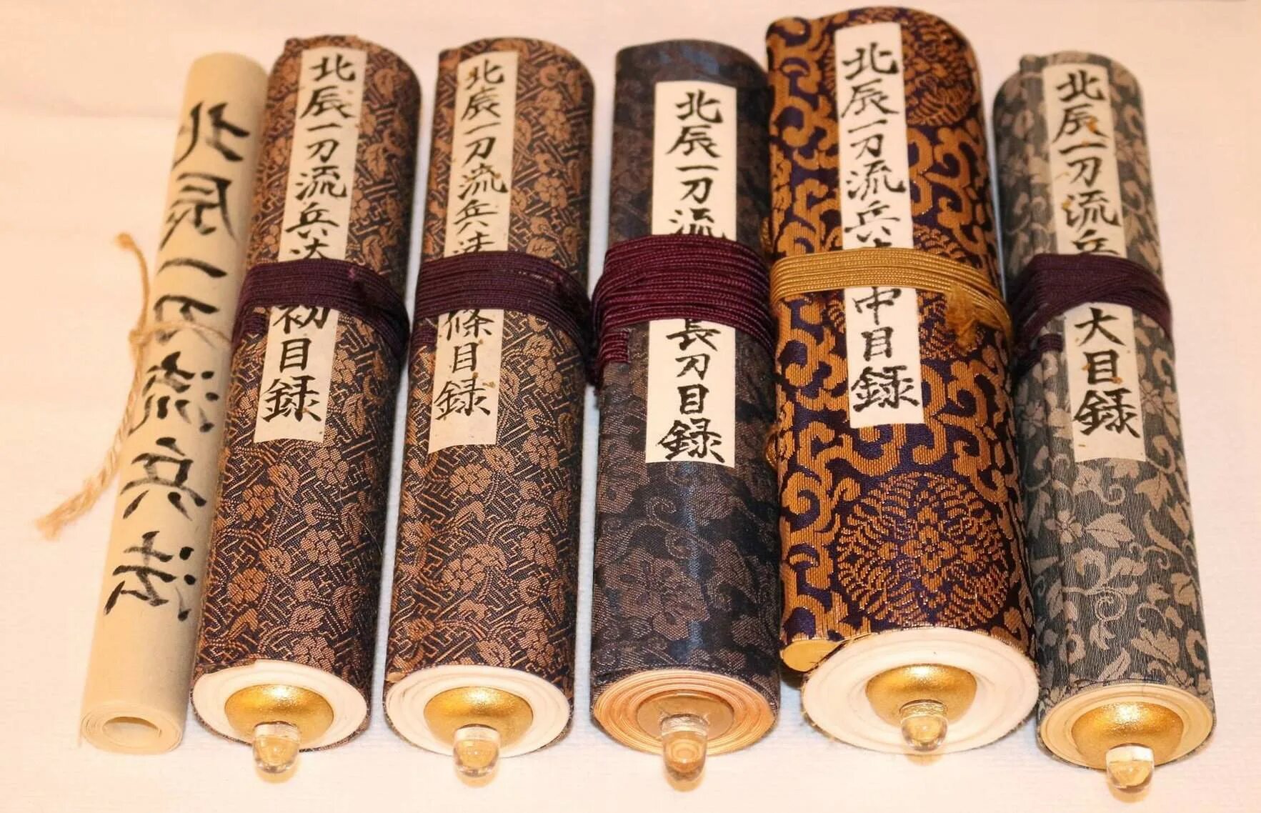 Легендарные свитки. Эмакимоно в Японии. Японские свитки эмакимоно. Эмакимоно и какэмоно это. Эмакимоно Эстетика.
