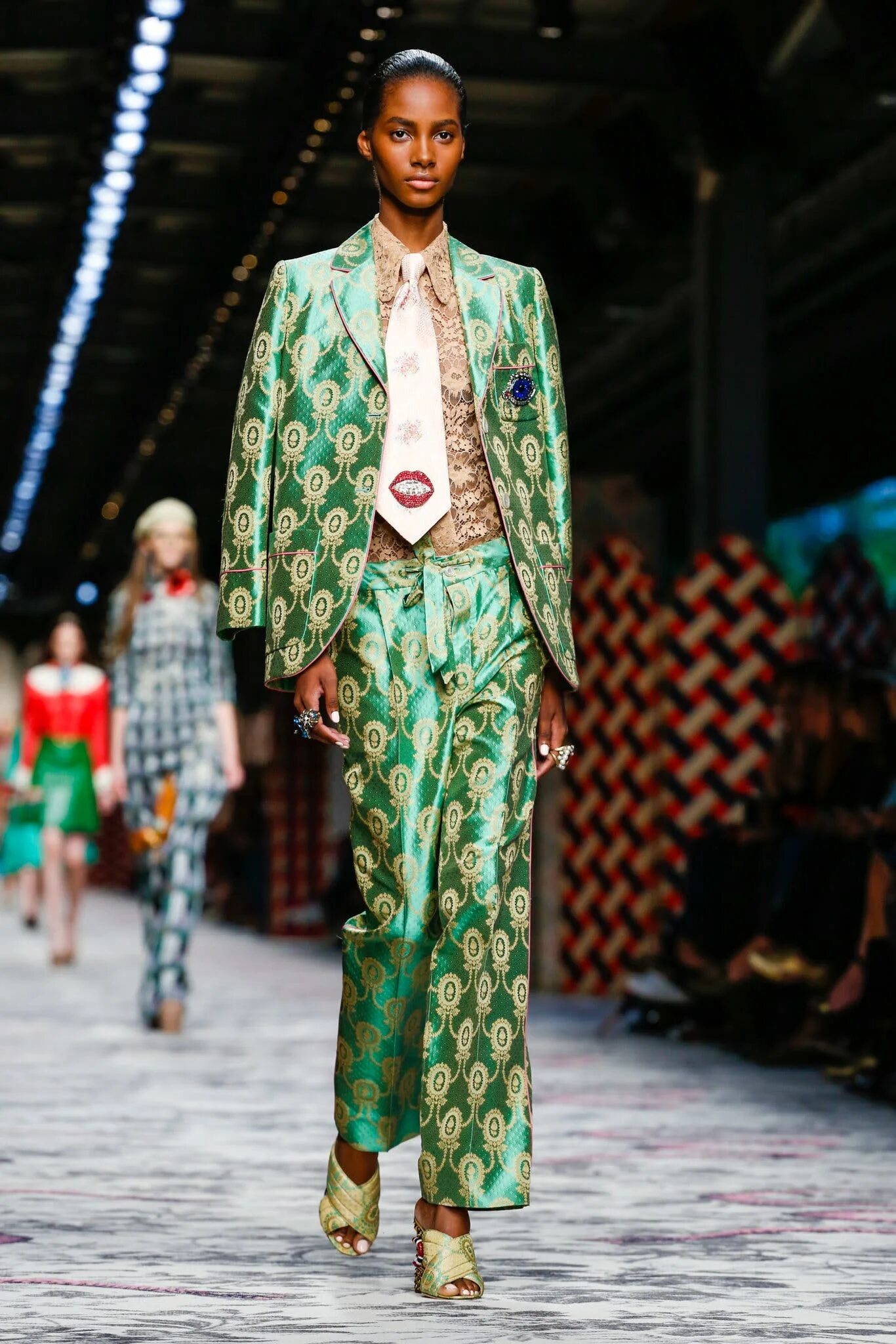 Гуччи мода фото Gucci's Fall 2020 Collection Was All Types of American Gothic Fashion photograph