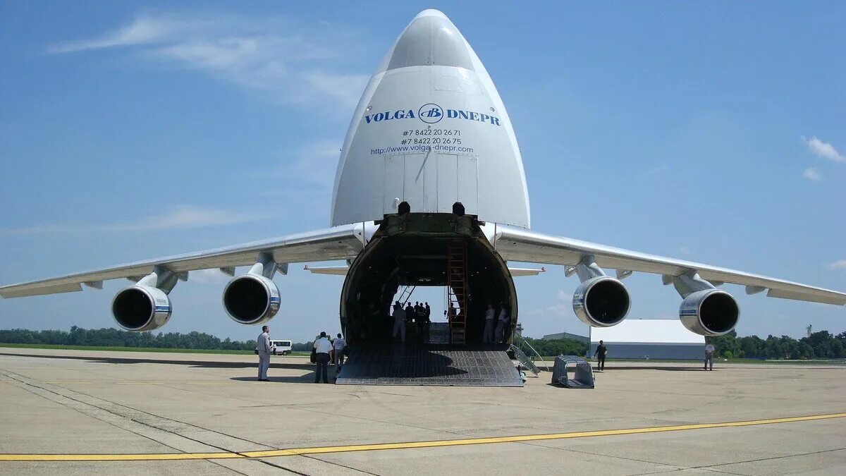 Первый грузовой самолет. АН-124 Волга Днепр. АН-124 транспортный самолёт грузовые самолёты.