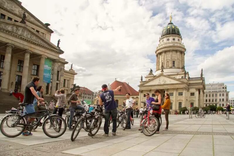 Bike tour. Германия Берлин прогулка. Велотуризм в Германии Берлин. Берлин город люди. Экскурсии на велосипедах.