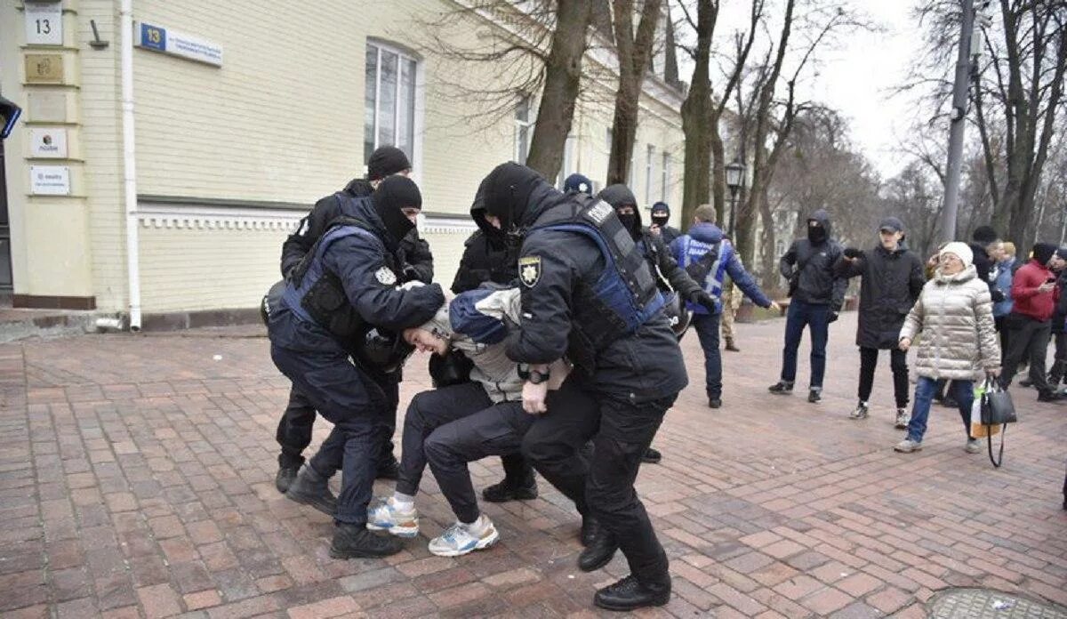Дрг в киеве. Украинские националисты. Полиция воюет на Украине. Митинг Азова в Киеве.