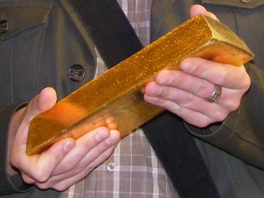 Слиток золота. Слиток золотой. Стандартный золотой слиток. Золотой слиток в руке. 5 5 килограммов золота