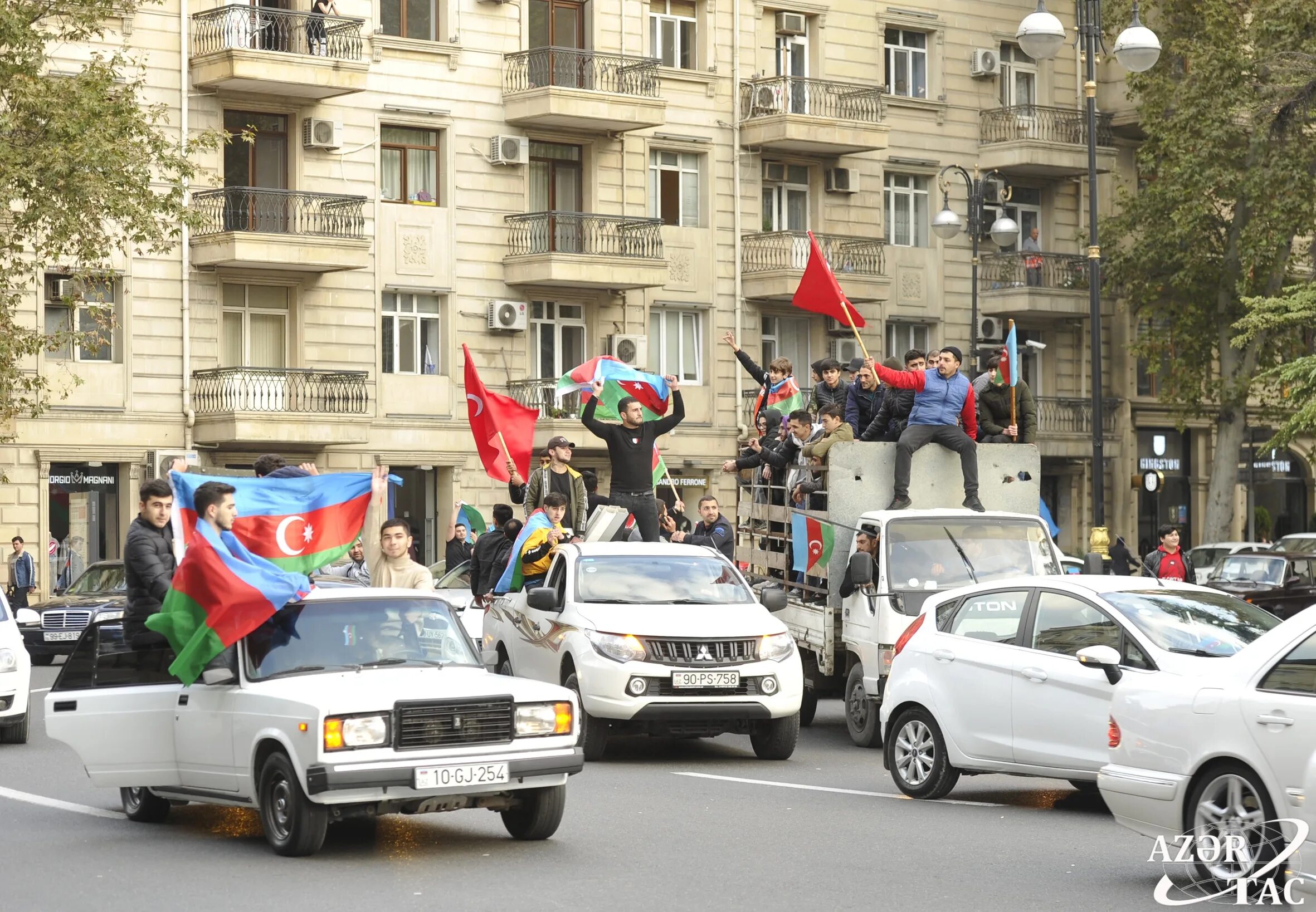 Азербайджан в ноябре. Азербайджанцы на улицах Баку. 9 Ноября Азербайджан праздник. Азербайджанцы празднуют победу в Баку. 9 Мая в Азербайджане.