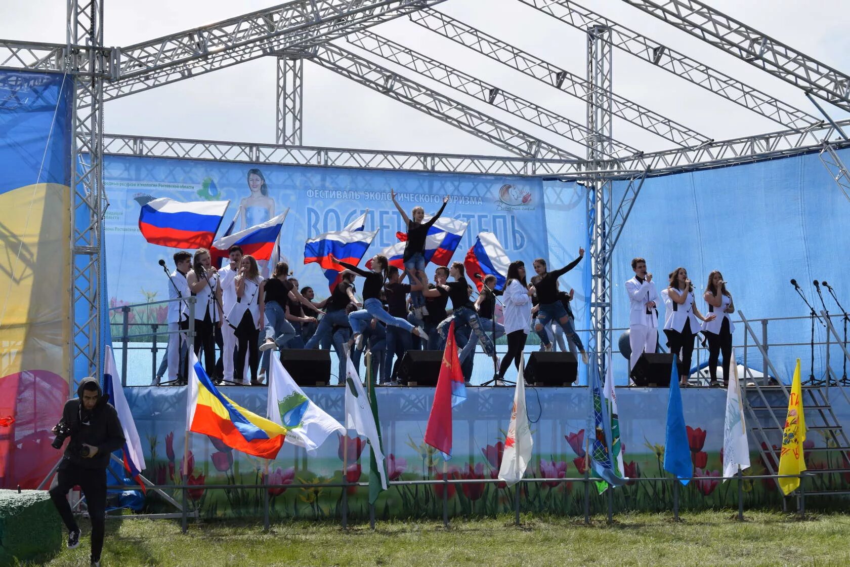 Погода черкесском орловской. Население п Орловский Ростовской области. Фестиваль воспетая степь. Орловский район п Орловский. Орловский районный дом культуры Ростовская область.