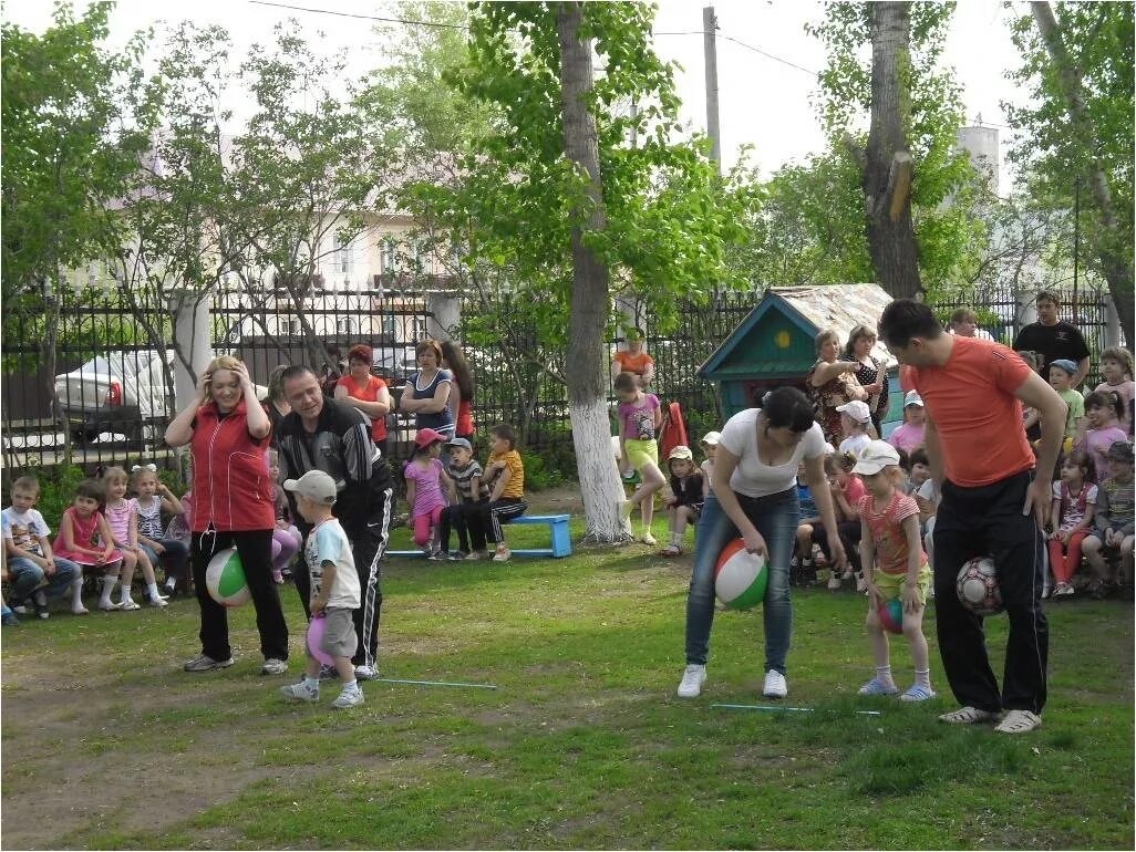 летний физкультурный праздник в детском саду на улице. спортивные игры для детей. летние эстафеты в детском саду на улице. спортивный праздник. развлекательный летний праздник в снт.