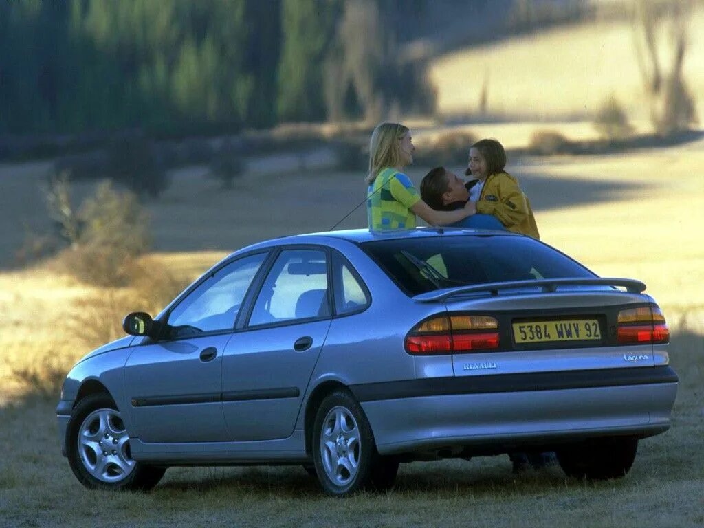 Renault 1998. Renault Laguna 1998. Renault Laguna 2000 хэтчбек. Renault Laguna 1. Рено Лагуна 1 поколения.