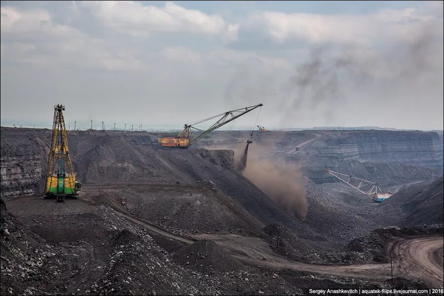 Добыча угля открытым способом ведется в. Открытый угольный карьер. добыча открытым способом в карьере. уголь карьер. открытая добыча угля.
