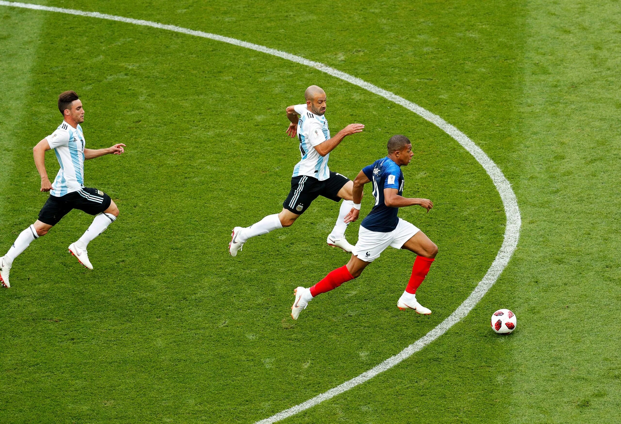 Как переводится play soccer