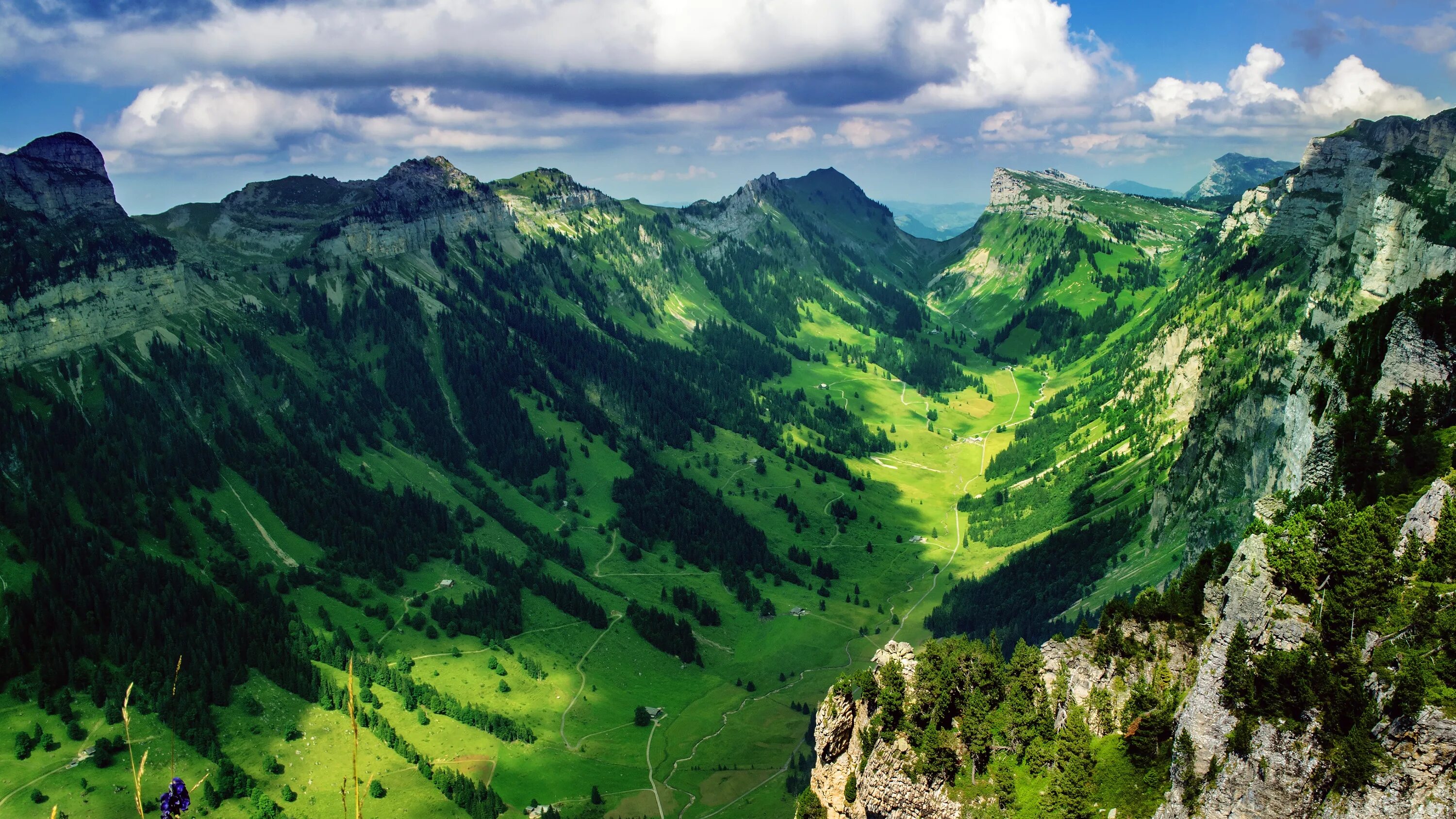 Долина в горах 5 букв. Швейцария Альпы 3840 2160. Альпы рельеф. Зеленые холмы Дагестан.