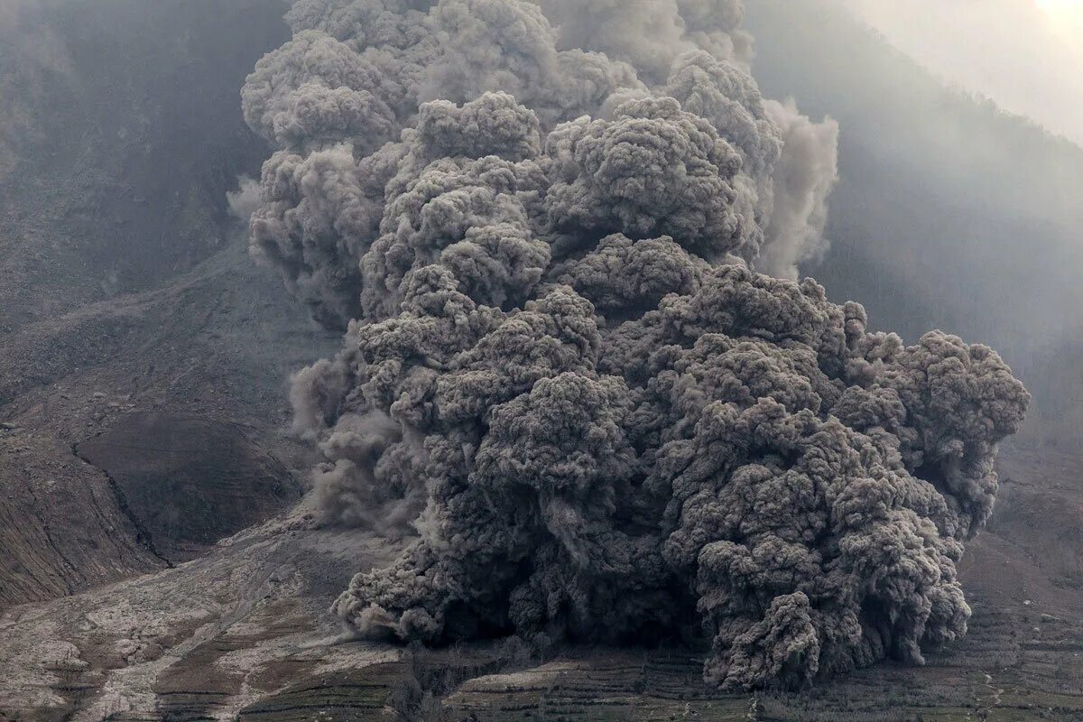 Пепел перемен том 1 пыль и сталь. Пирокластический поток вулкана. Вулканы извержение пирокластический. Извержение пепловых потоков. Извержение пепловых потоков вулканов.