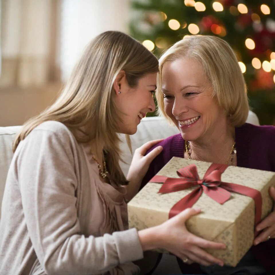 Mom surprises. Подарок маме. Новогодний подарок маме. Подарок маме на новый год. Мама дарит подарок.