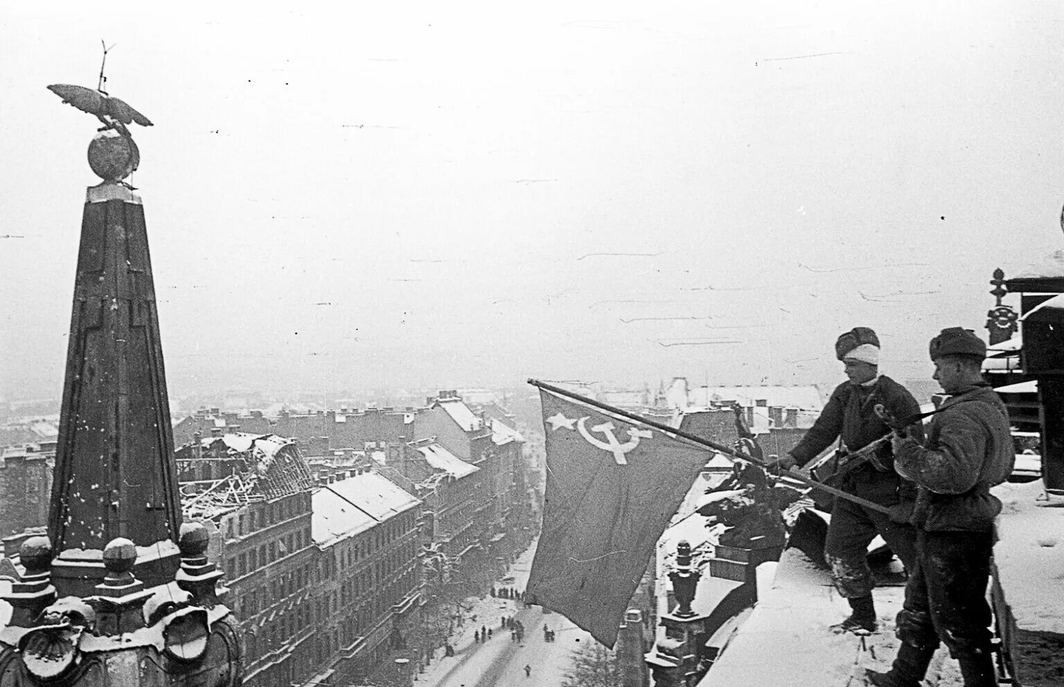Красная армия 1944. Советские войска в Будапеште 1945. 13 Февраля 1945 года освободили Будапешт. Освобождение Будапешта в 1945 году. Штурм Будапешта 1945.