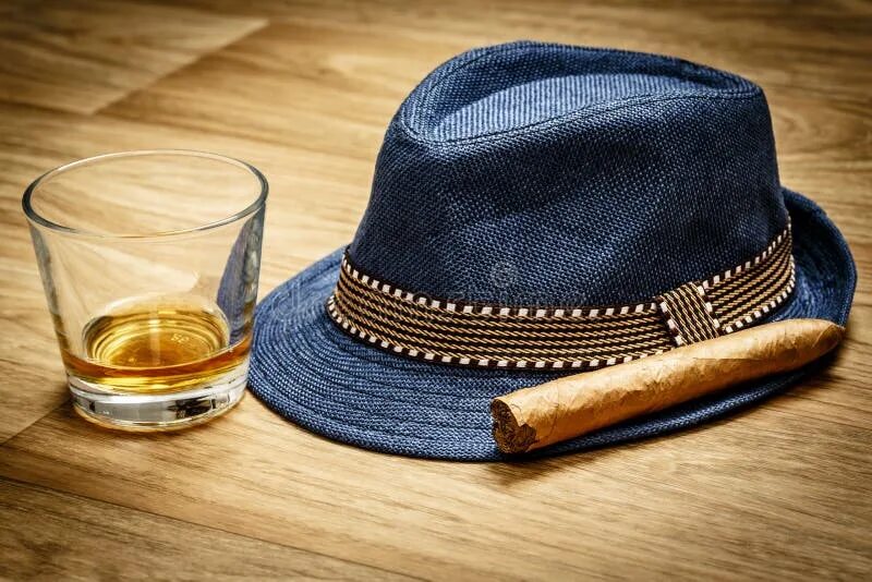В шляпе с сигарой. Шляпа синяя мужская. Сигара виски шляпа. Сигара шляпа и вискарь. Виски шляпа