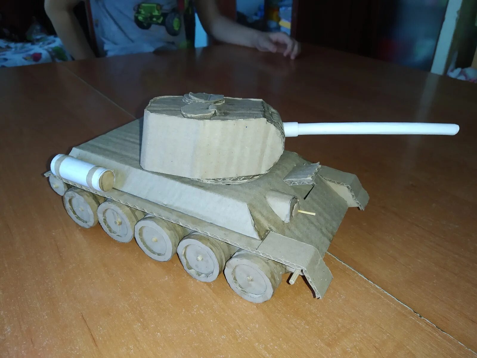 танк из картона. танк т-34 из бумаги. танк из гофрированного картона на 23 февраля. танк из бумаги. как делают танки.