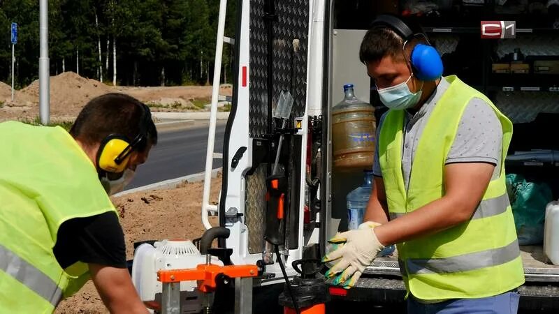 Отбор вырубки асфальта. Воронин проверяет качество дорог.