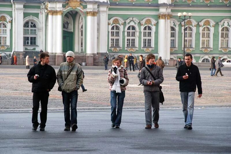 Сколько живет в спб. Уровень жизни Питер. Санкт-Петербург жизнь в городе. Петербург уровень жизни. Петербург на уровне России.