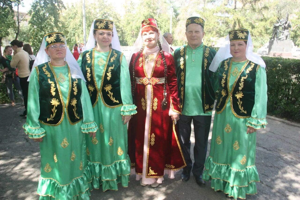 поволжские татары. поволжско сибирские татары. татары поволжья внешность. тулвинские татары. сибирские татары национальный костюм сибири.