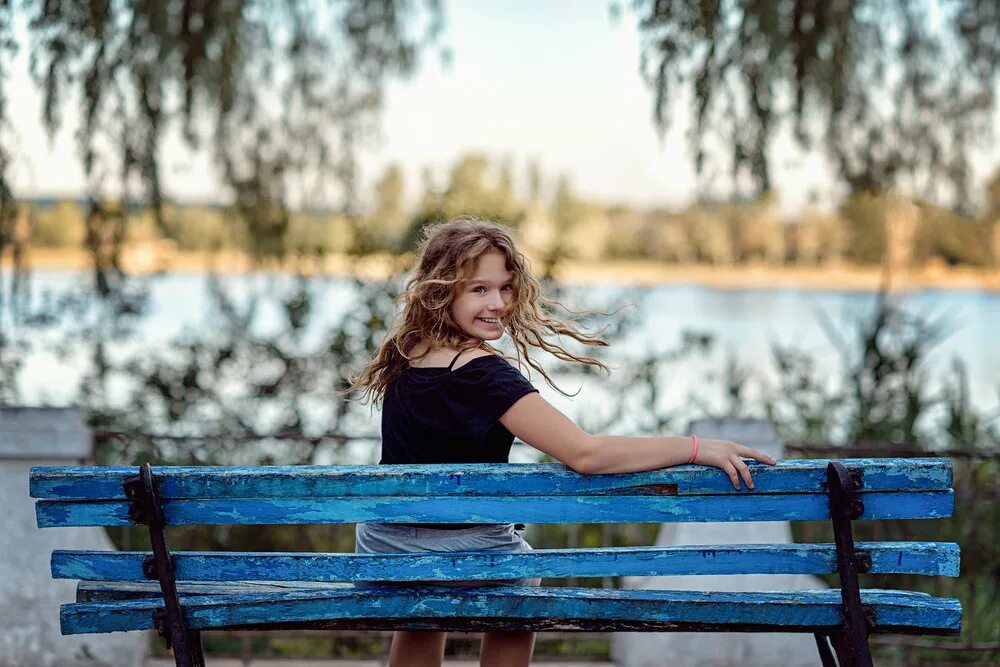 Девушка на скамейке фотосессия. Девушки лавку. Девушка на качелях. Девушка на скамейке летом. Девушки лавку.