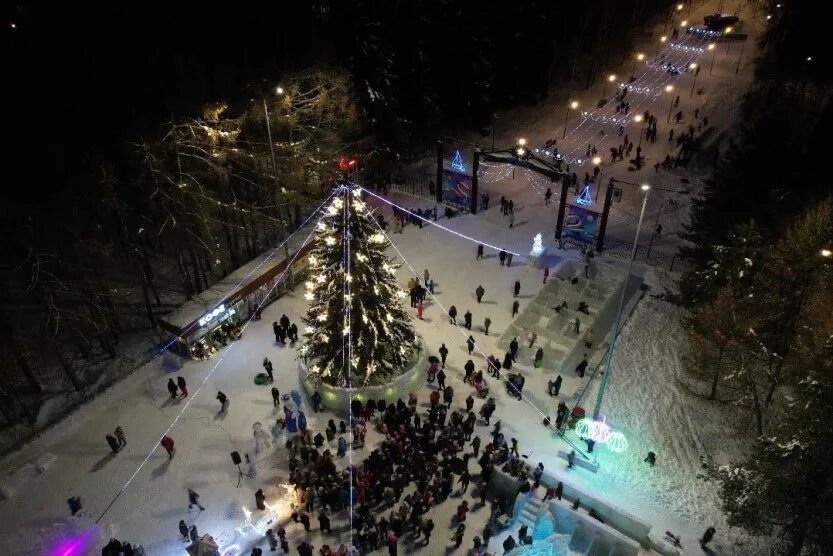 Уфа новый год 2024. Елка на горсовете в Уфе 2022. Ледовый городок на горсовете Уфа 2023. Ледовый городок Екатеринбург 2023. Новогодняя елка.