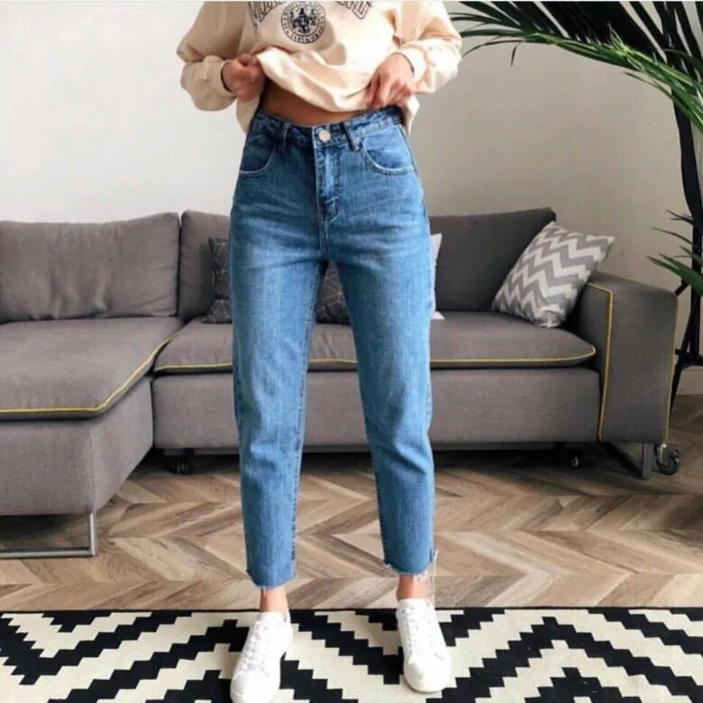 джинсы женщине маленького роста. джинсы мом женские широкие. прямые джинсы. джинсы для девушек маленького роста. худые девушки в джинсах.