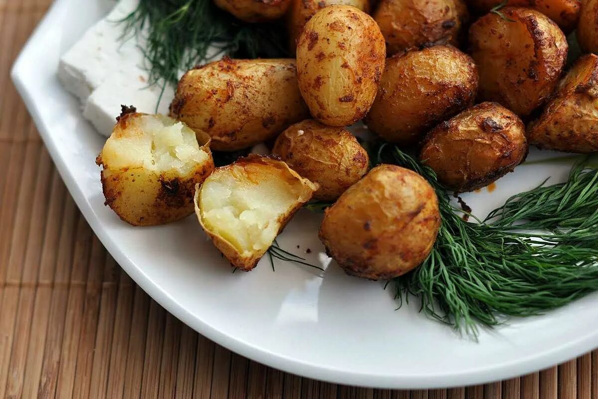 Картошка была вкусная. Печеный картофель. картошка в духовке. картофель в мундире. картофель запеченный в мундире.