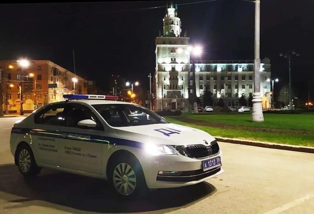 Номер гибдд пермь. ДПС Пермь машины. Фольксваген ДПС Пермь. Пермь ГИБДД машина. Шкода ДПС Пермь.