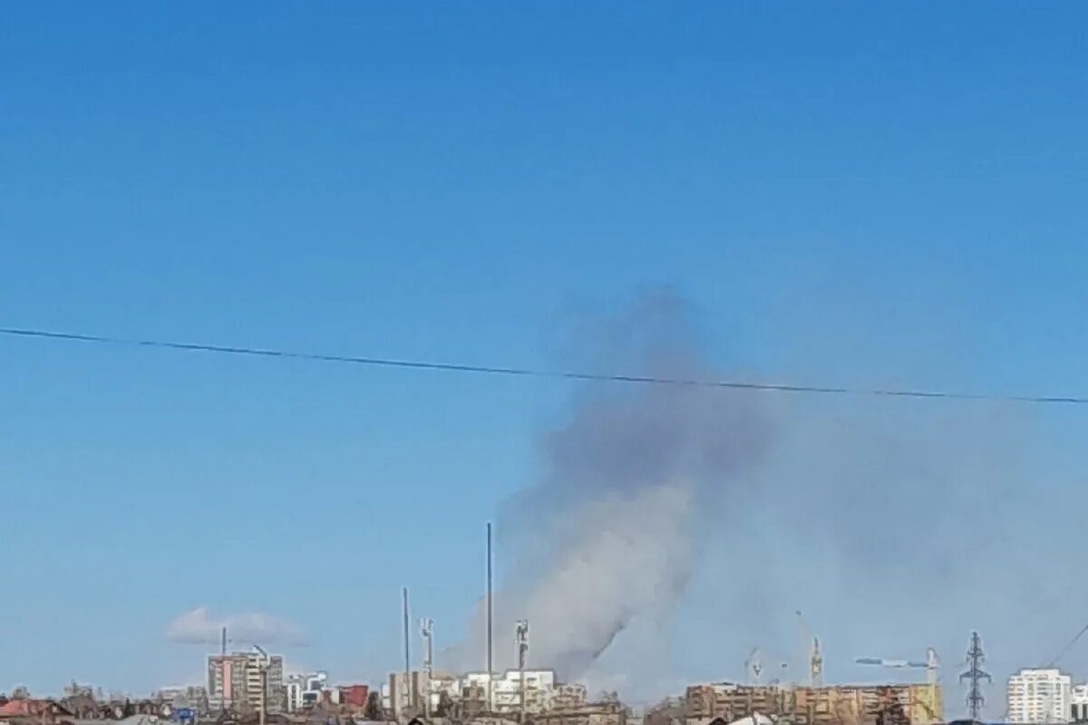 В сипайлово горит сейчас. Клубы дыма. Сильное задымление. Задымление смог Югра. Что горит в Красноярске сейчас на левом берегу.