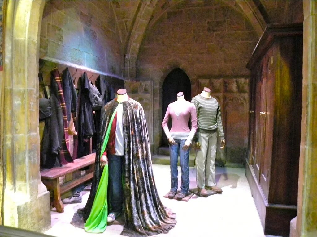 Плащ невидимка. Мантия невидимка гарри поттер. Гарри поттер и философский камень мантия невидимка. Harry potter мантия невидимка. Кто дал поттеру мантию невидимку.