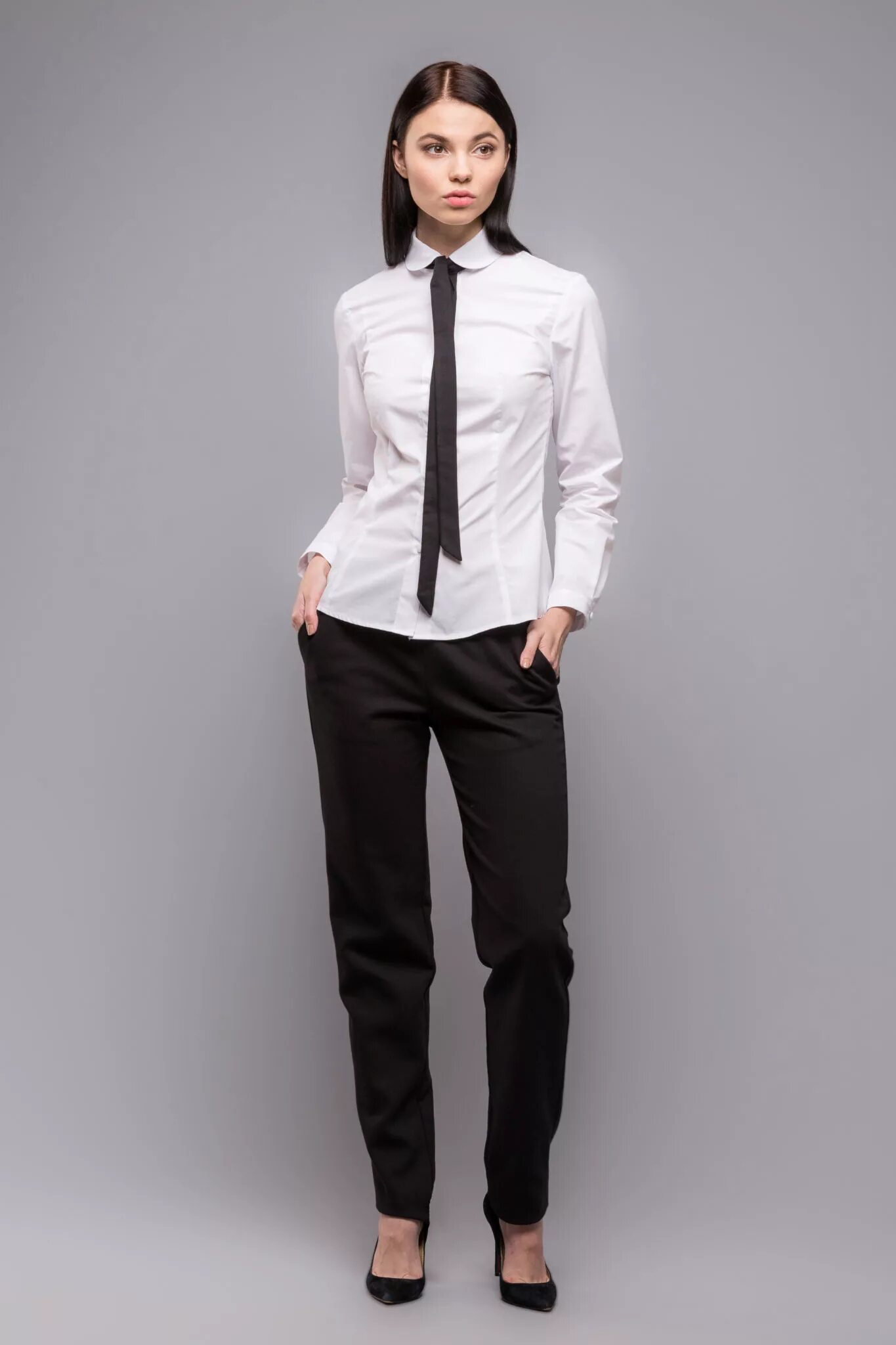 Черные брюки белая блузка. Классические брюки с рубашкой женские. Девушка в блузке и брюках. Девушка в брюках и рубашке. Брюки женские черные.