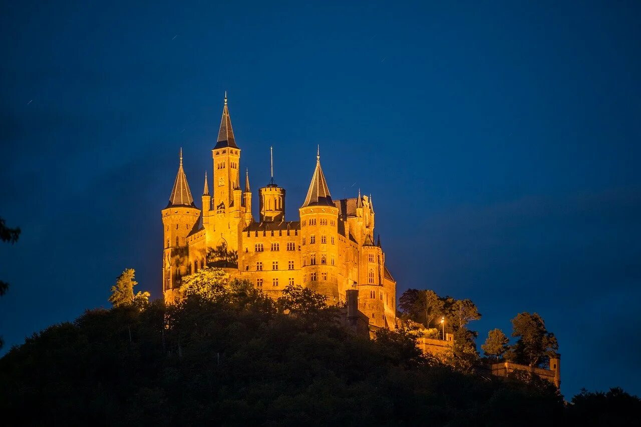 Страна замков какая страна. Замок Гогенцоллерн (Burg Hohenzollern). Замок Гогенцоллерн Баден-Вюртемберг. Замок Гогенцоллерн ночью. Замок Гогенцоллерн Швабский альб.