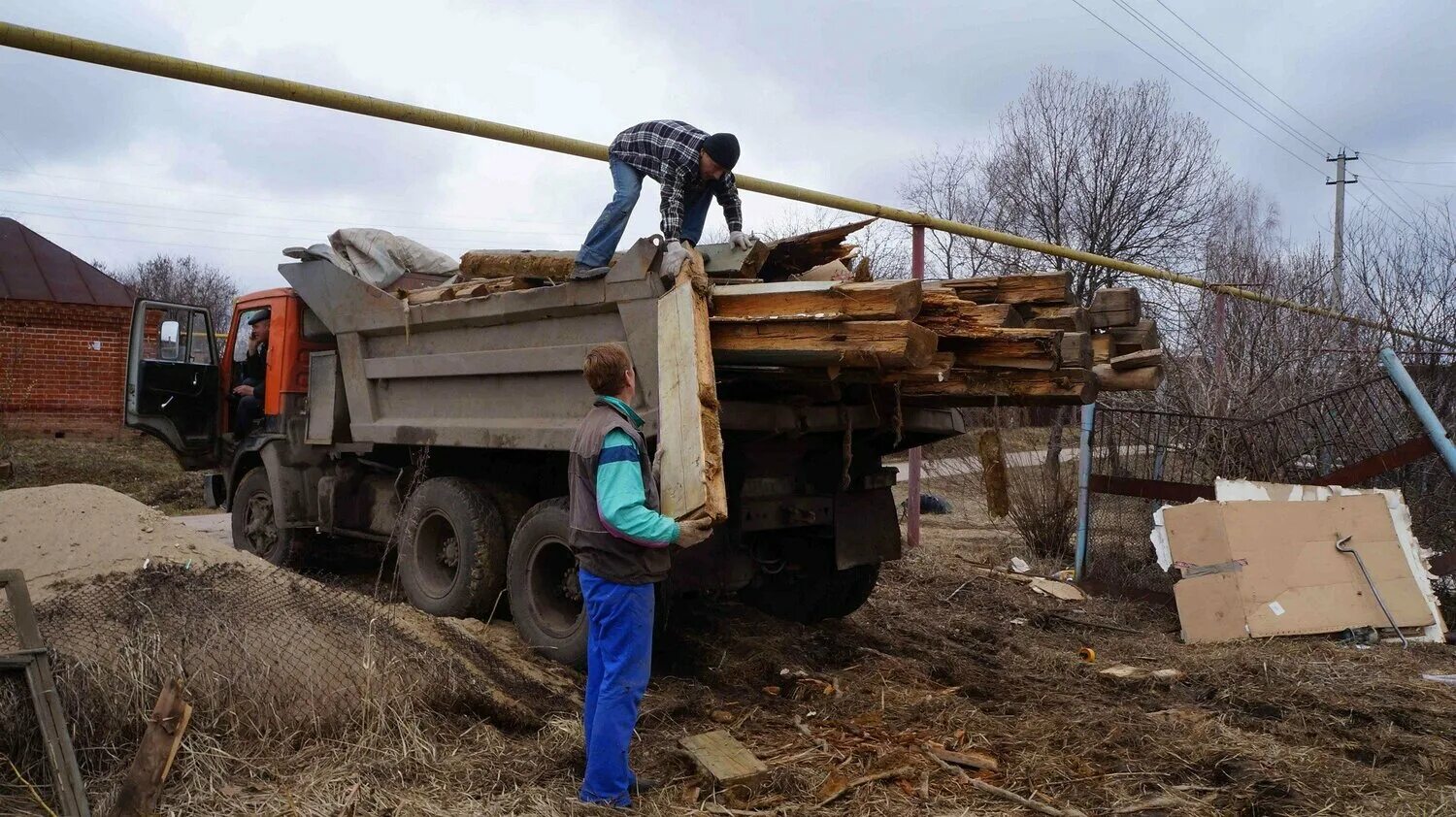 Уборка территории от мусора. Уборка территории вывоз мусора. Уборка территорий и вывоз. Уборка парка от старых деревьев. Общественные работы.