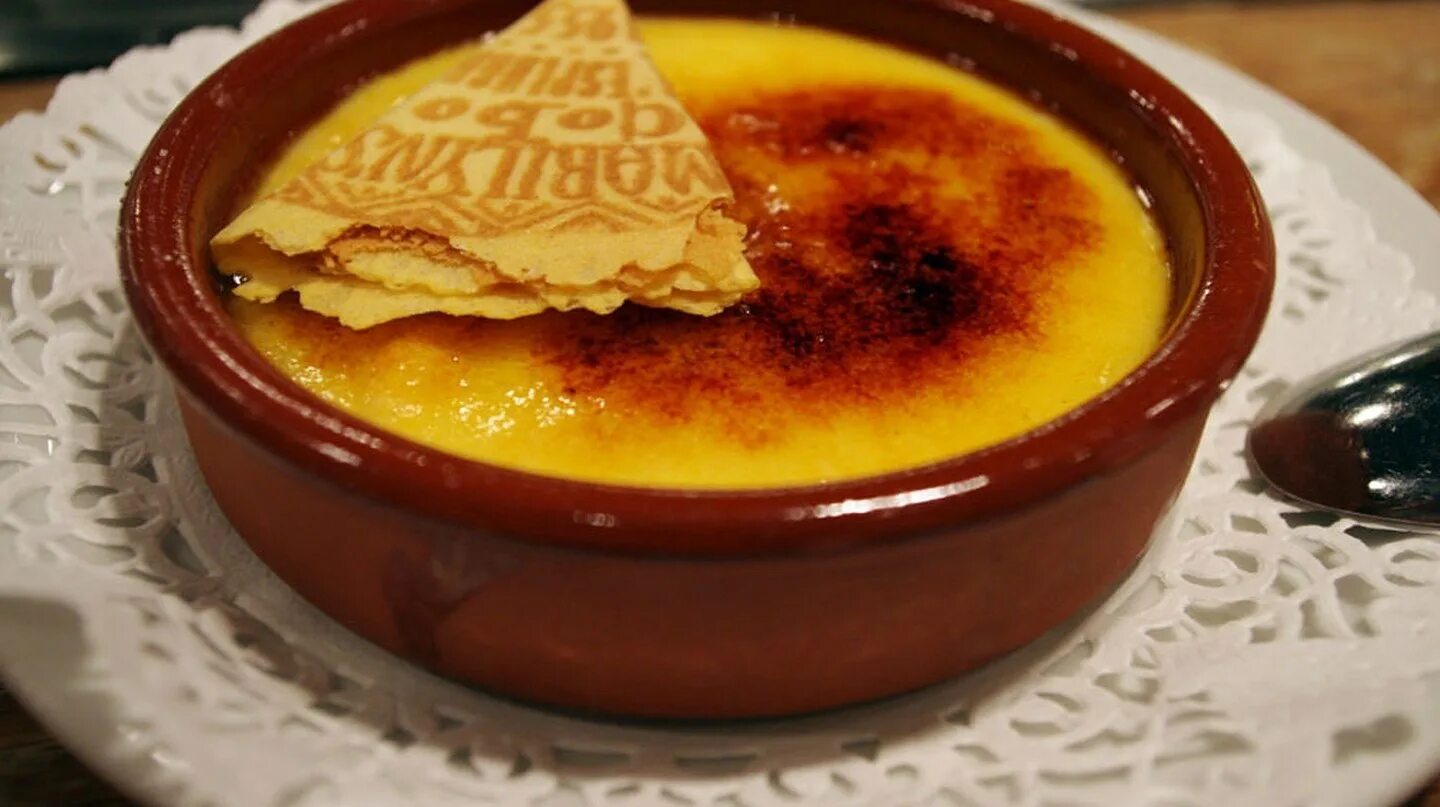 Испанский десерт крем Каталана. Crema Catalana десерт. Каталонский крем (crema Catalán). Испанские Десерты каталонский крем. Крем каталана