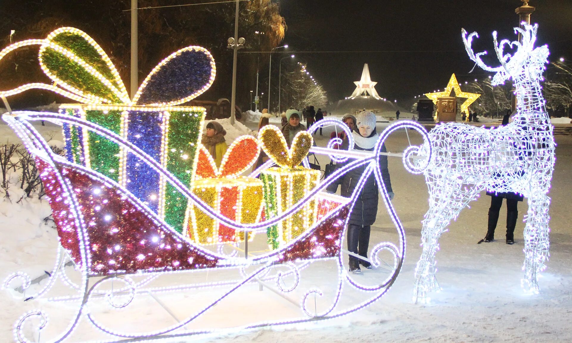 Елка в брянске 2021. Куда сходить в брянске на новогодние. Брянск новый год 2021. Новогодний брянск 2022 года набережная. Куда сходить в брянске на новогодние.