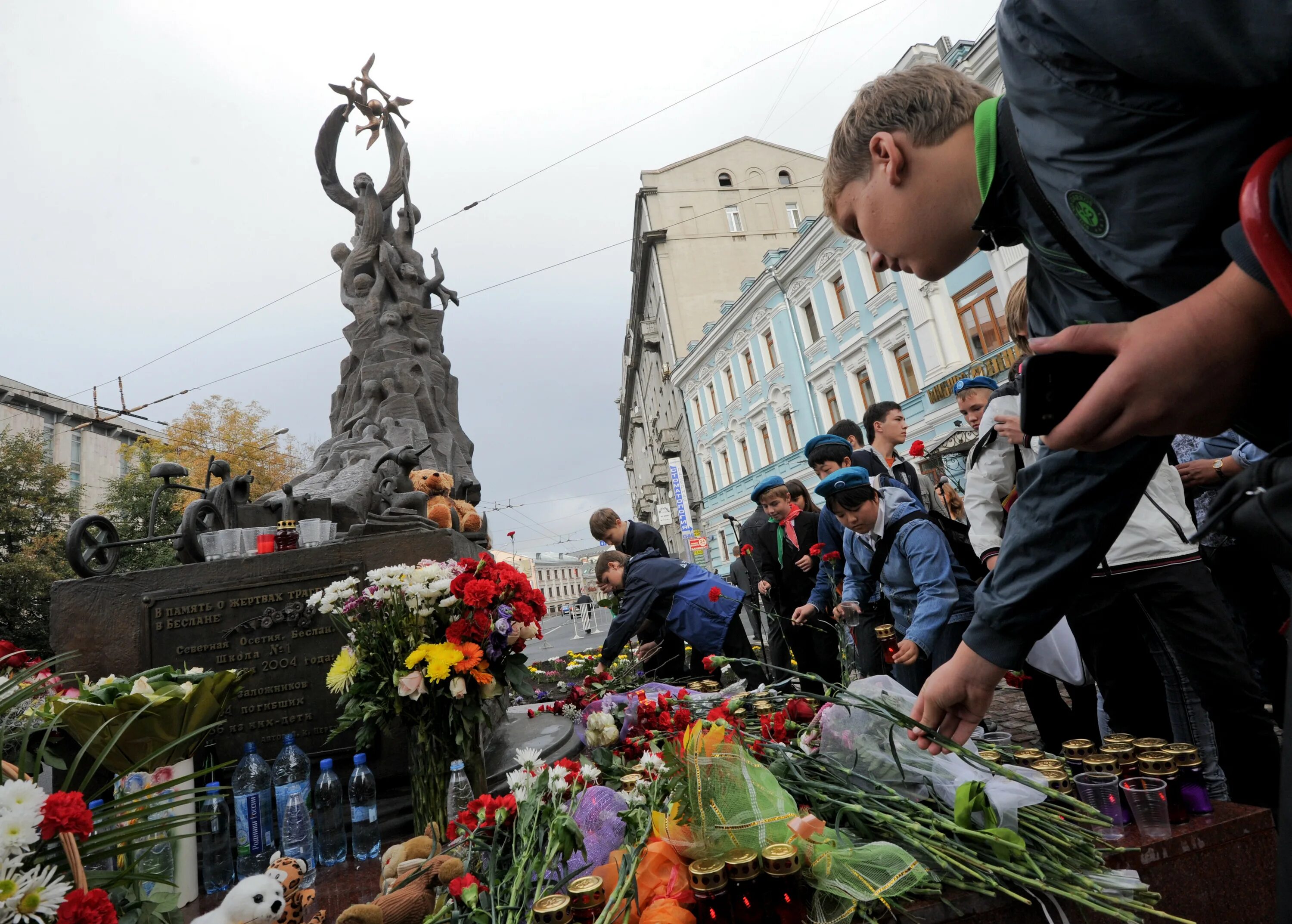 Акция в память о погибших в теракте. Памятник жертвам Беслана в Москве. Памятник детям Беслана в Москве. Сан Марино памятник детям Беслана. Памятник детям Беслана в Беслане.