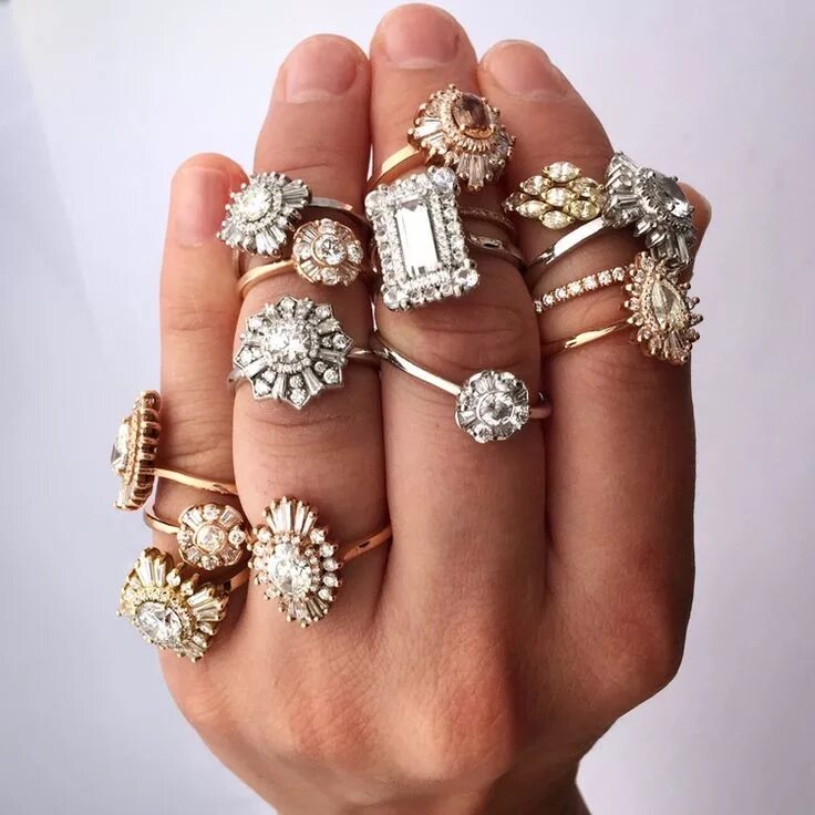 Красивое кольцо на палец. Кольцо на пальце. Модные кольца. Необычные кольца. Много колец на пальцах.