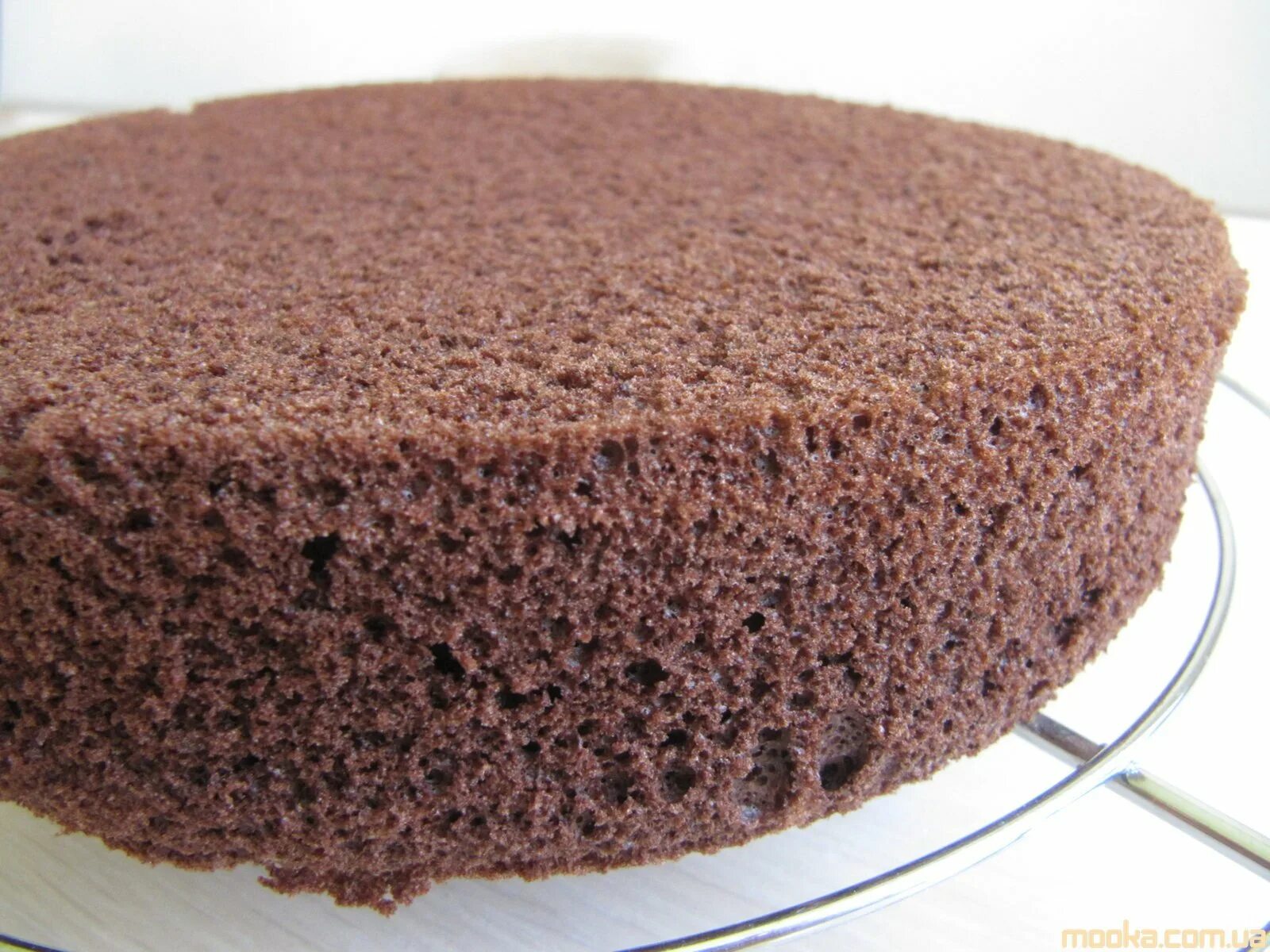 Бисквит на форму 26. Шоколадный шифоновый бисквит. Шоколадный шифоновый бисквит торт. Шифон бисквит. Шифоновый бисквит для торта пышный и простой.