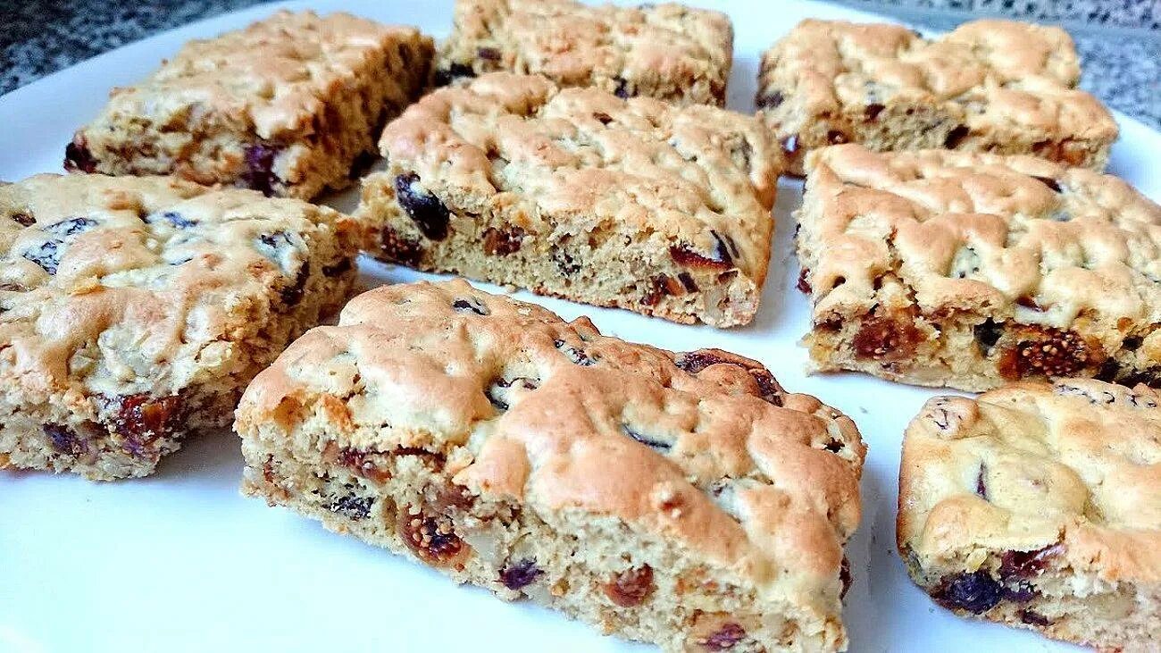 Пирог мазурка с орехами. Печенье мазурка с грецкими орехами и изюмом. Кекс мазурка с сухофруктами и орехами. Мазурка пирог рецепт с орехами и изюмом. Печенье мазурка.