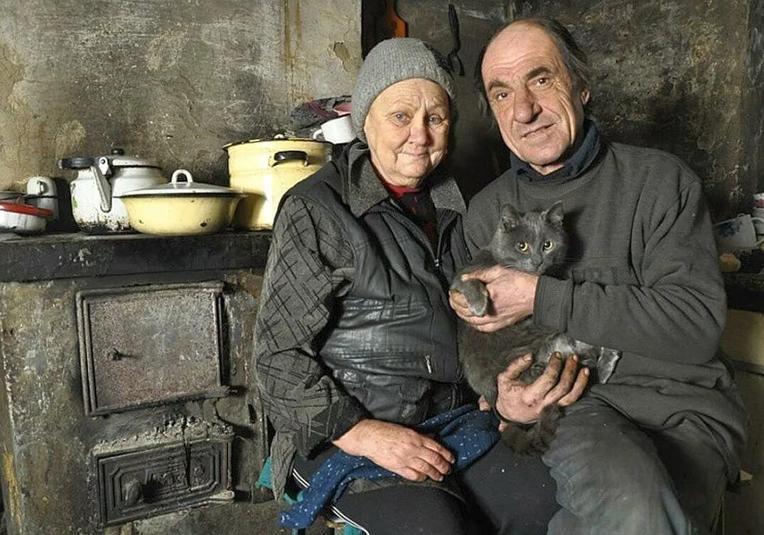 Нищие старики. Подаяние нищему. Нищие пенсионеры. Кому нужны бедные. Демотиваторы невероятные.