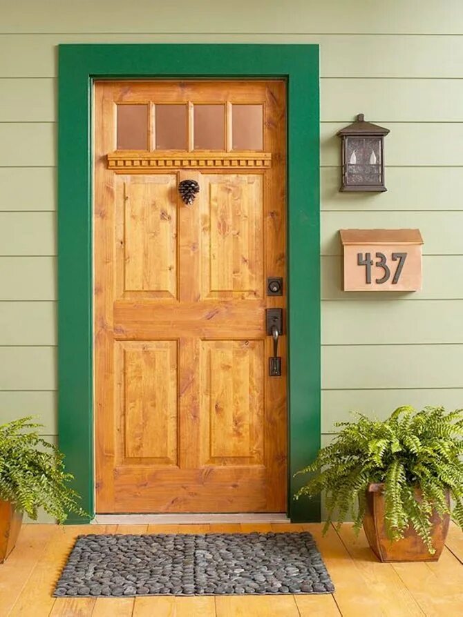 Купить дверь деревянную входную в дом. Деревянная дверь. Дверь входная деревянная. Входная дверь в деревянный дом. Деревянная уличная дверь.