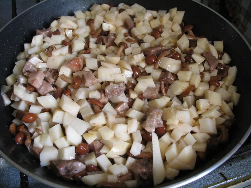 Картошка с мясом и грибами в сметане. Картошка с мясом и грибами на сковороде. Картошка жареная с свининой и грибами. Картофель со свининой на сковороде. Жареная картошка с грибами и мясом на сковороде.