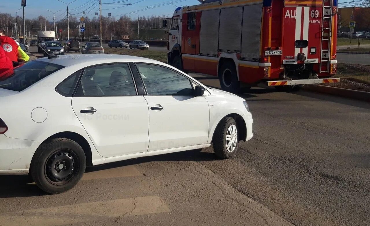 Водитель volkswagen. Водитель Фольксвагена сбил женщину. Калуга ДТП Поселковая 2013. Авария на Генерала Попова в Калуге вчера.