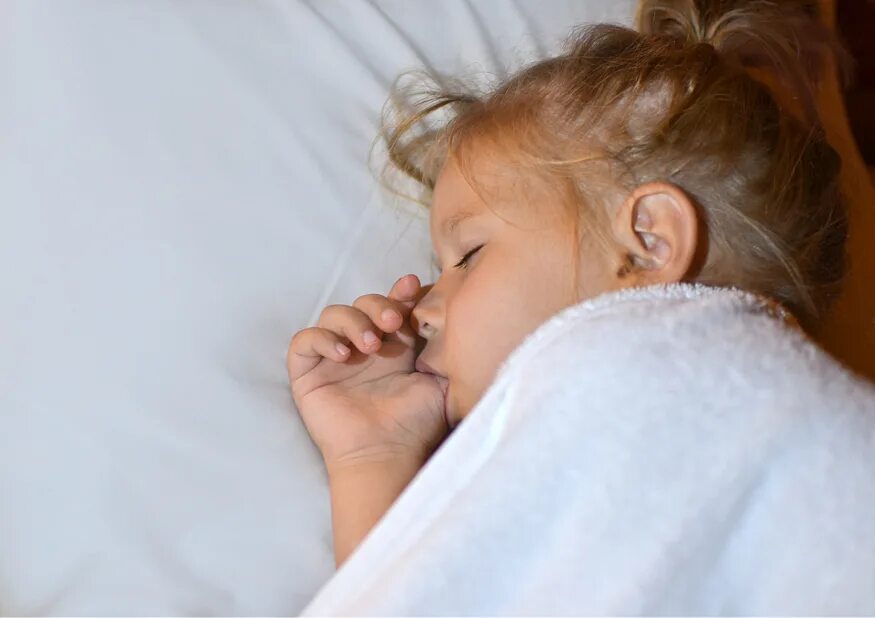 Ребенок с пальцем во рту. Ступни спящей девушки. Поглаживание по волосам. Ладонь на лице. Спящую девушку пальцами.