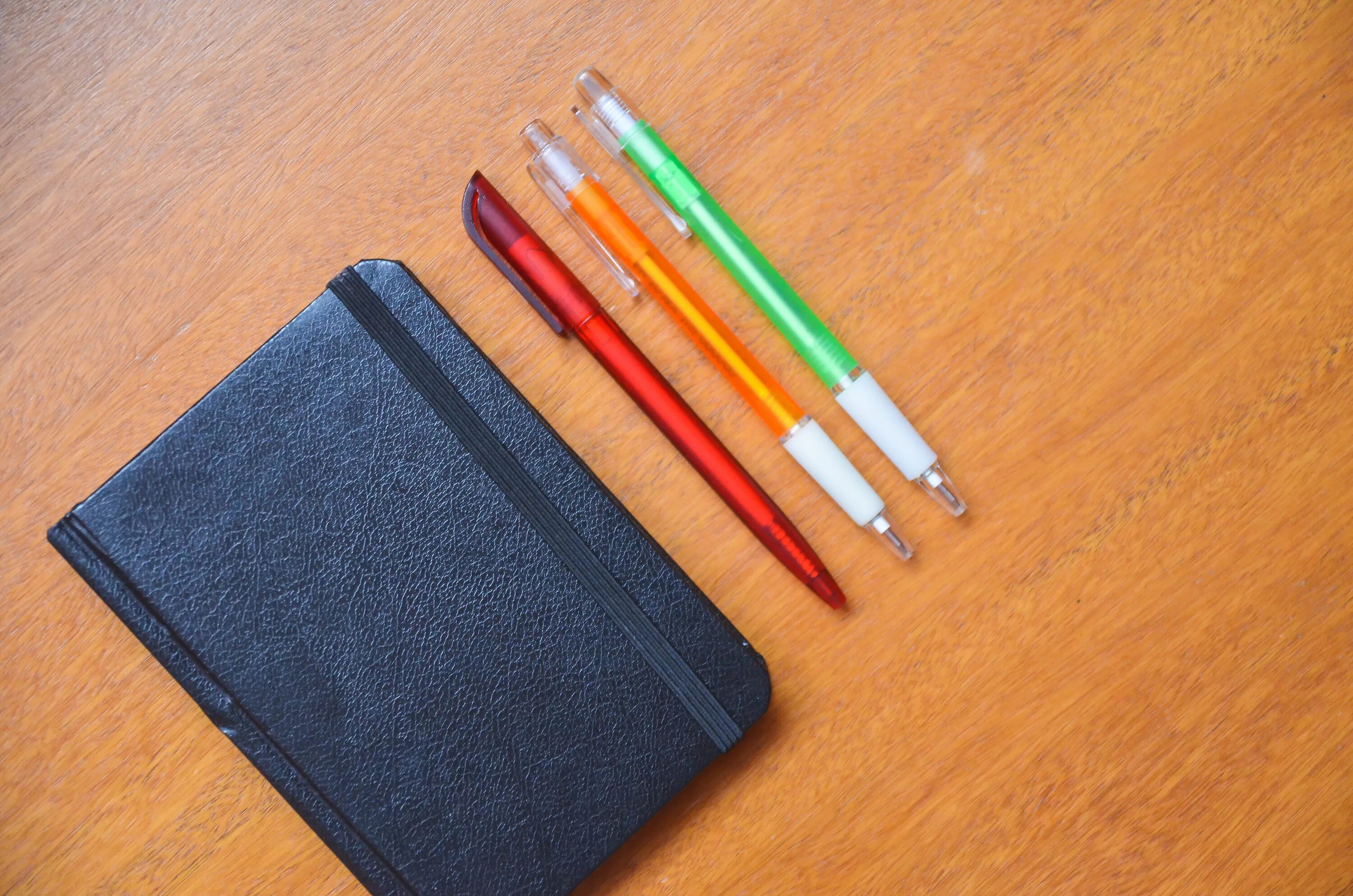 Тетради и ручки. Ручки карандаши блокноты. Канцтовары тетради. Блокнот и карандаш. Pen pencil book