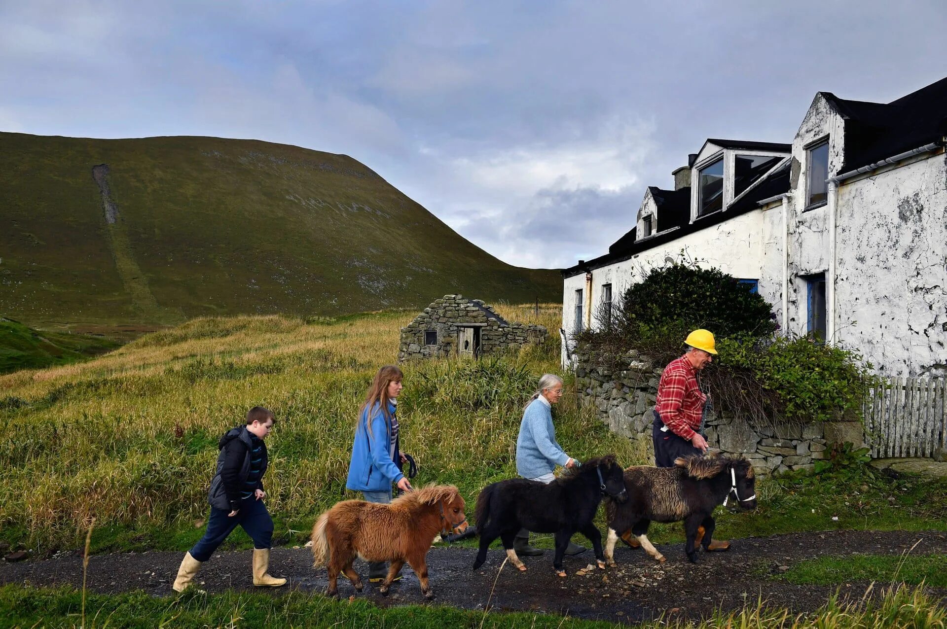 People live in scotland. Шетландские острова, Шотландия. Шетландские острова жители. Остров Мур Шотландия. ЛЕРВИК Шетландские острова Великобритания.