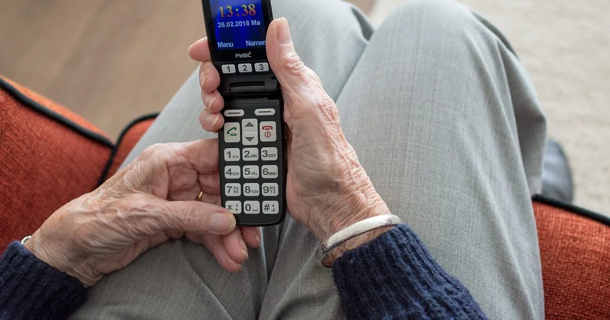 Мошенники и пенсионеры. Бабка звонит. Пенсионерка звонит. Local Phone.