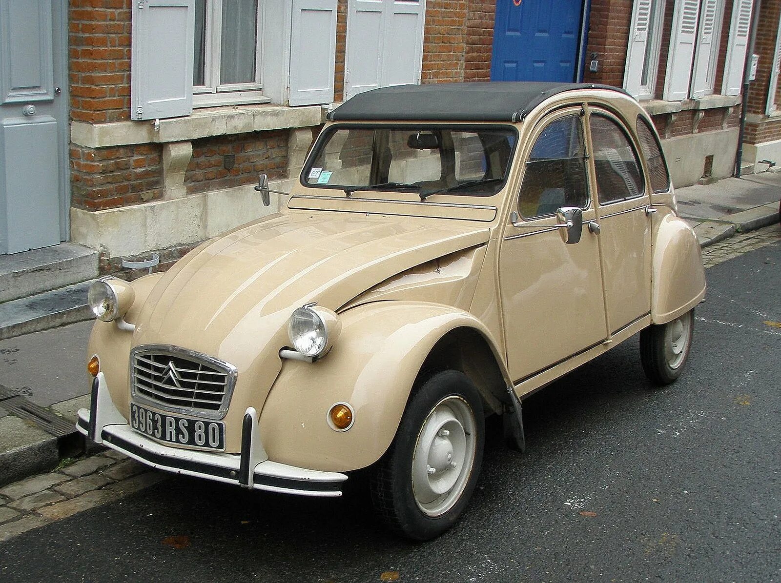 Французский легковой автомобиль. Французский легковой автомобиль. Citroen 2cv 1948. Французский легковой автомобиль. Французский легковой автомобиль.